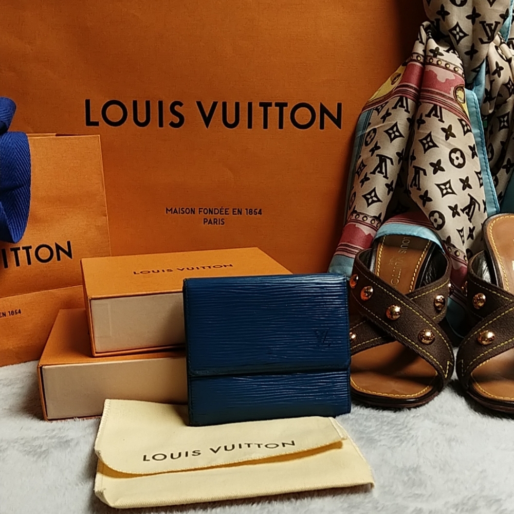 Louis Vuitton excellent used condition Epi Trifold